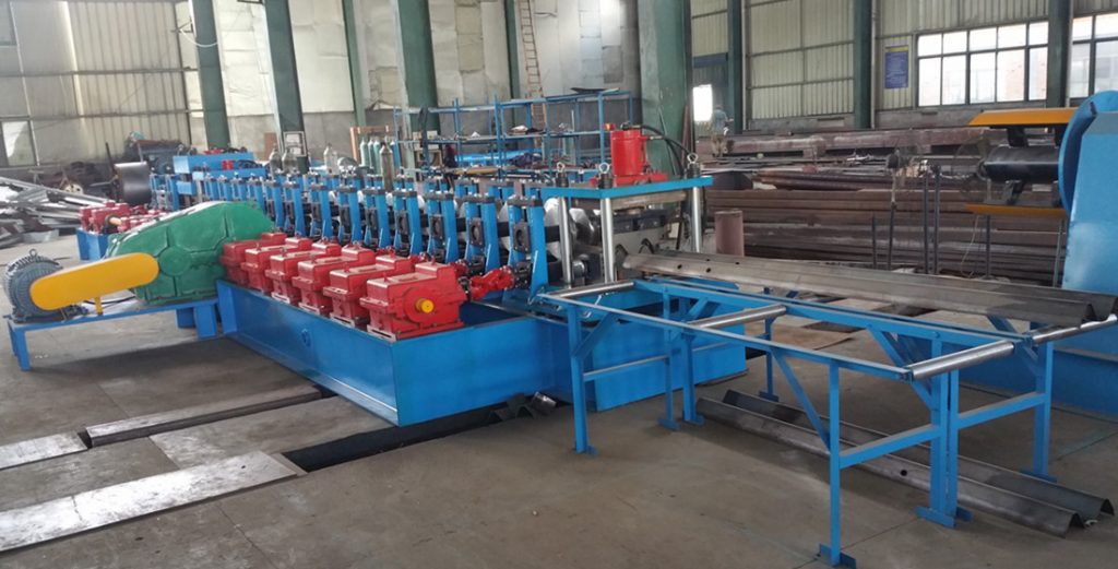 highway guardrail roll forming machine