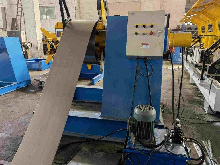 Гидравлический разматыватель рулонов Beli RollForming грузоподъемностью 5 тонн — мощный моторизованный разматыватель для подачи стальных рулонов.