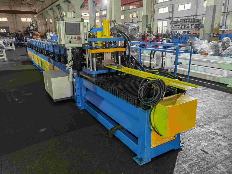 Комплектная высокоэффективная линия для профилирования С-образных профилей — автоматизированная производственная линия для С-образных/Z-образных прогонов или металлических кровельных панелей от Beli RollForming.