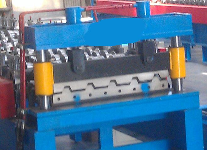 IBR roof sheet making machine cutting device