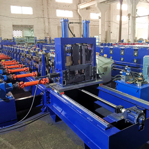 высокоскоростная профилегибочная машина для производства CZ-прогонов Полный вид профилегибочной машины для производства C/Z-образных прогонов синего и желтого цветов, протянувшейся по чистому производственному цеху с большим рулоном стали на входе и несколькими станциями профилирования.