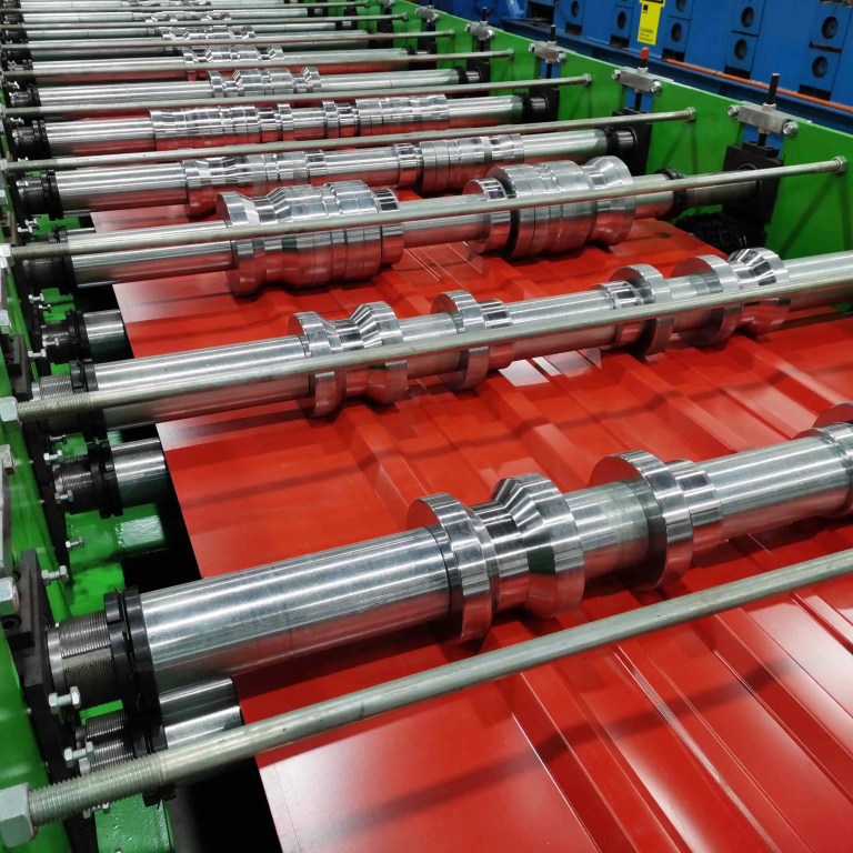 Тяжелые валы и станции станка для профилирования металлических кровельных настилов.