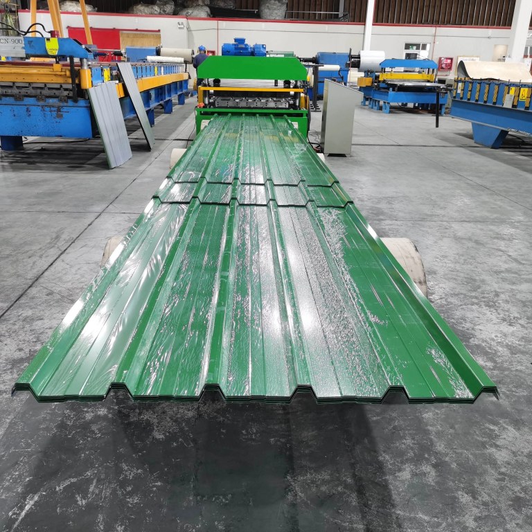 Профиль высокопрочной стальной кровельной доски, изготовленный на станке для профилирования металлических кровельных досок.