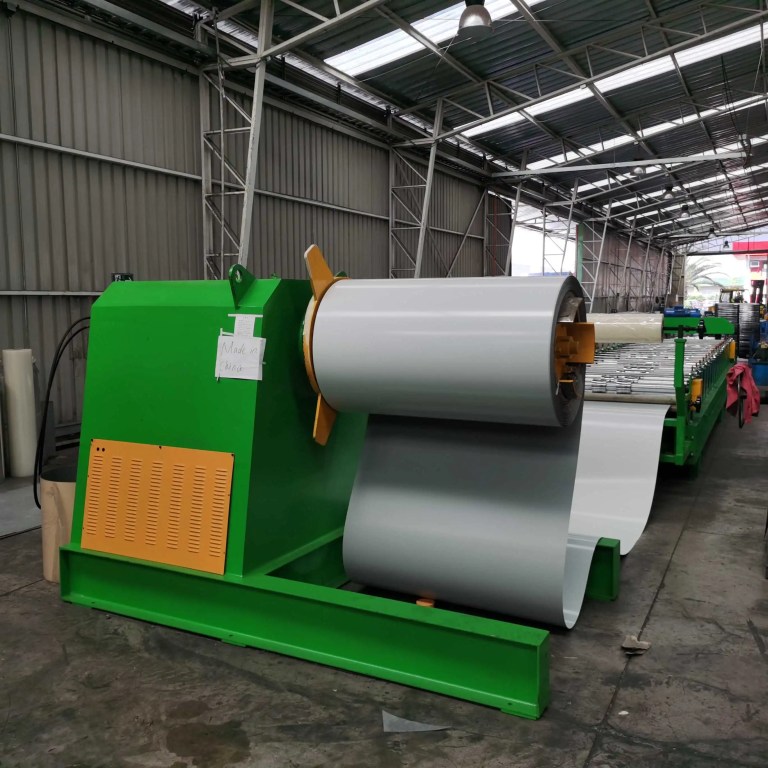 Автоматический разматыватель для производственной линии по изготовлению профилей для металлических кровельных настилов.