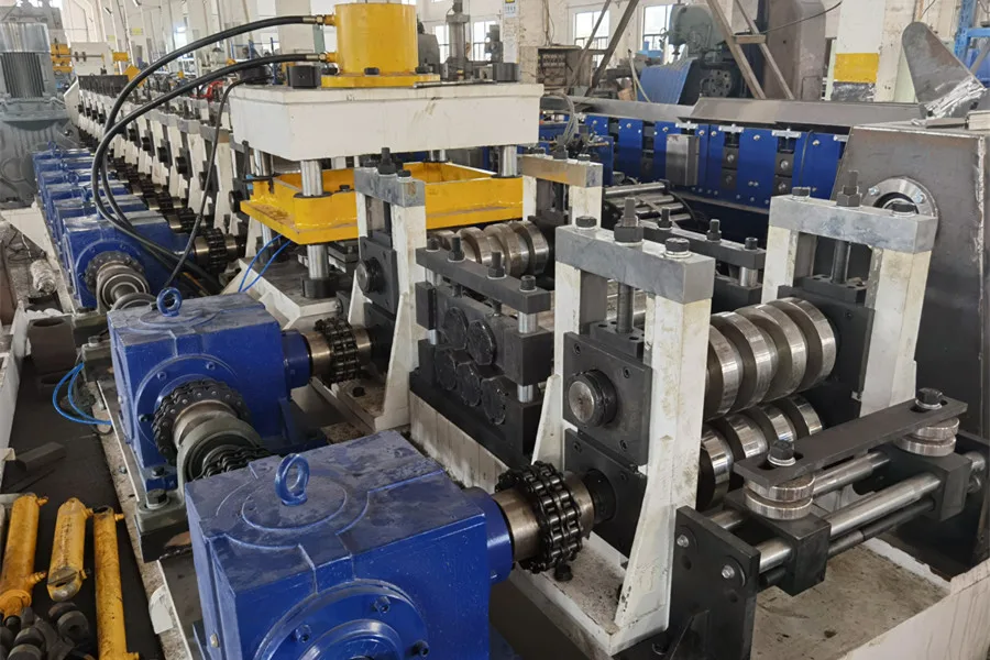 Máquina perfiladora de postes de barandilla con palanca y perforadora