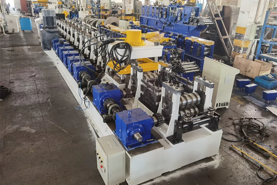 Vista del alimentador de la máquina perfiladora de barandillas