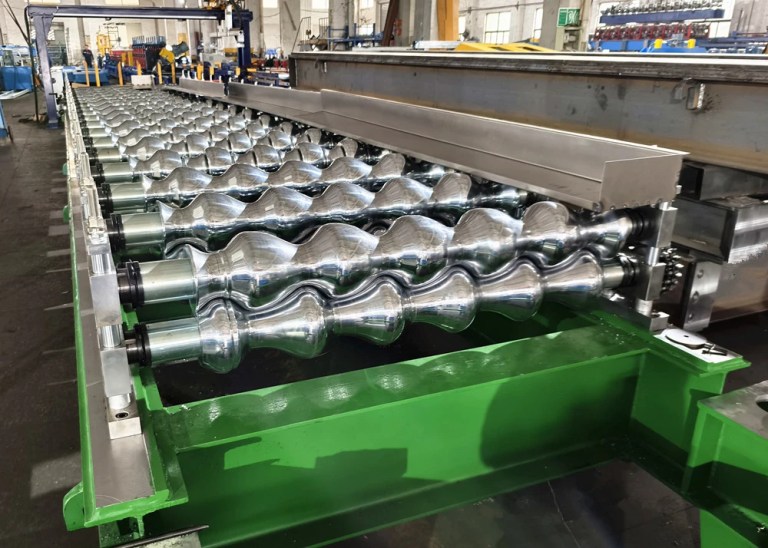 Профилегибочная машина для производства кровельных панелей из металлочерепицы