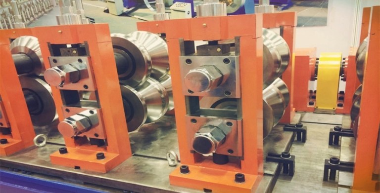 Conjunto de ferramentas de perfilagem em um suporte de máquina