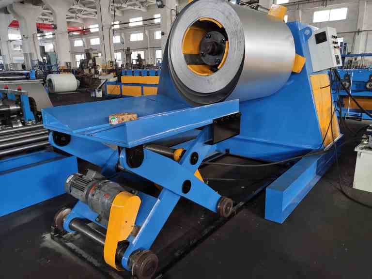 Máquina desenroladora hidráulica em operação em uma fábrica de metais.
